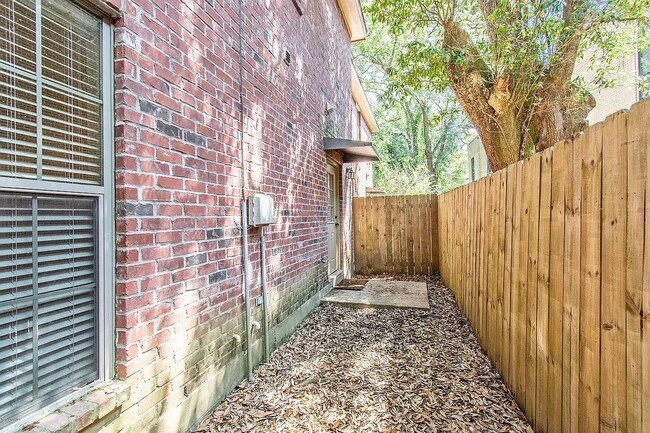 Building Photo - 120 Deraney Ln