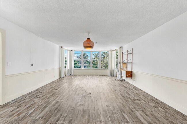 Building Photo - 3051 NE 48th St