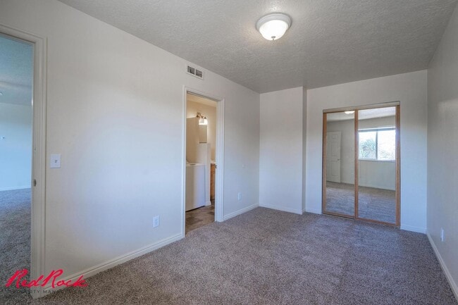 Building Photo - Enjoy Scenic Ivins Living – 3-Bed, 2-Bath ...