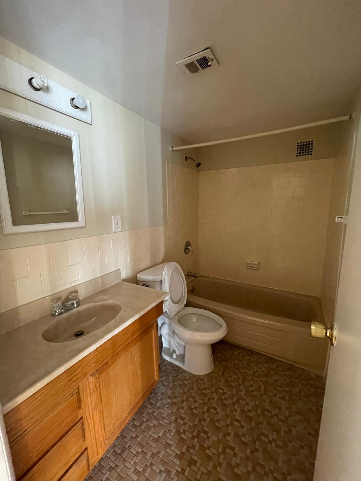 Main Bathroom - 4360 Ivymount Ct