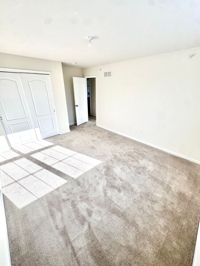 Building Photo - THREE BEDROOM TOWNHOME- PARKLAND SCHOOLS!