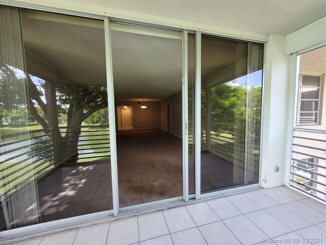 Building Photo - 4261 W Palm Aire Dr