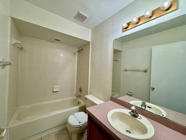 Building Photo - Spacious Home