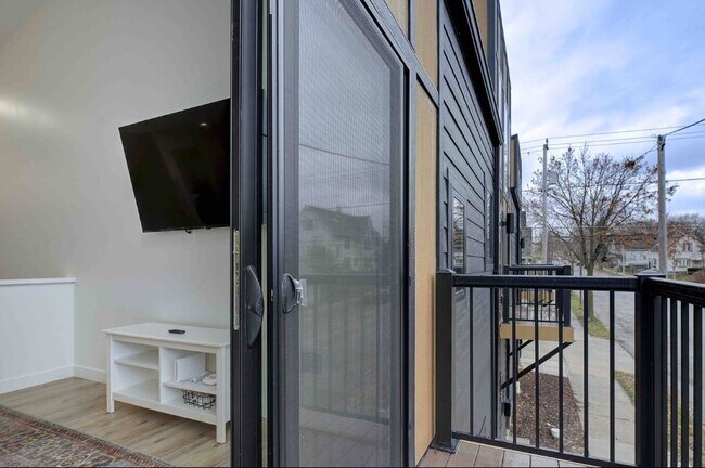 Building Photo - 925 E Otjen St