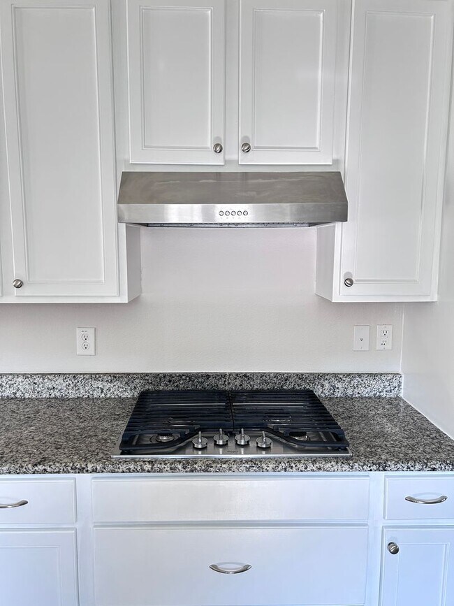 Building Photo - Beautiful 5 Bed 3 Bath in the desired Bannon Lakes Communiity