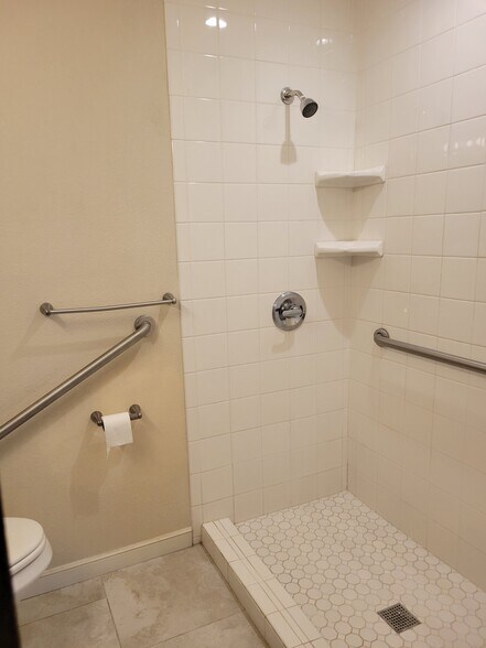 Master bathroom with walk in shower. - 1546 Timbercreek Dr