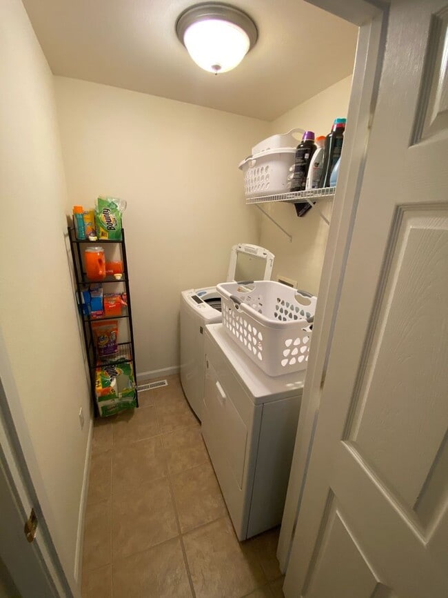 Building Photo - Great 3-bed, 2.5 bath home with a scenic v...