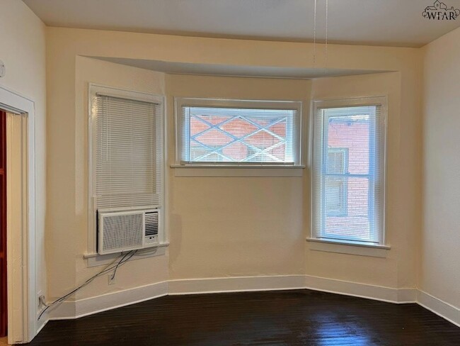 Building Photo - 2007 10th St