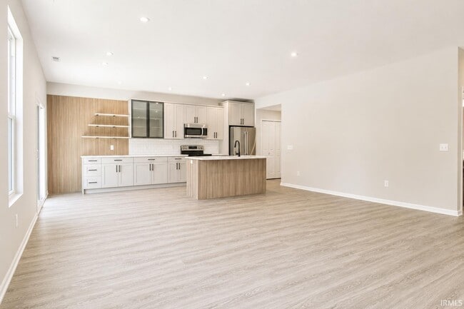 Building Photo - 3561 Canal Square Dr