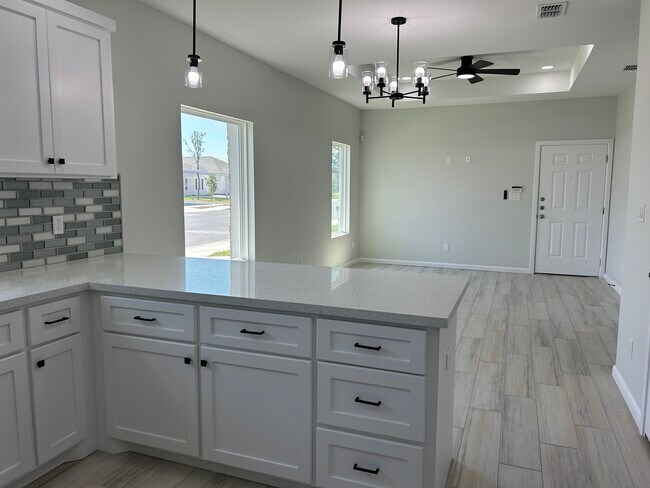 Building Photo - 1019 N Clarence Ave