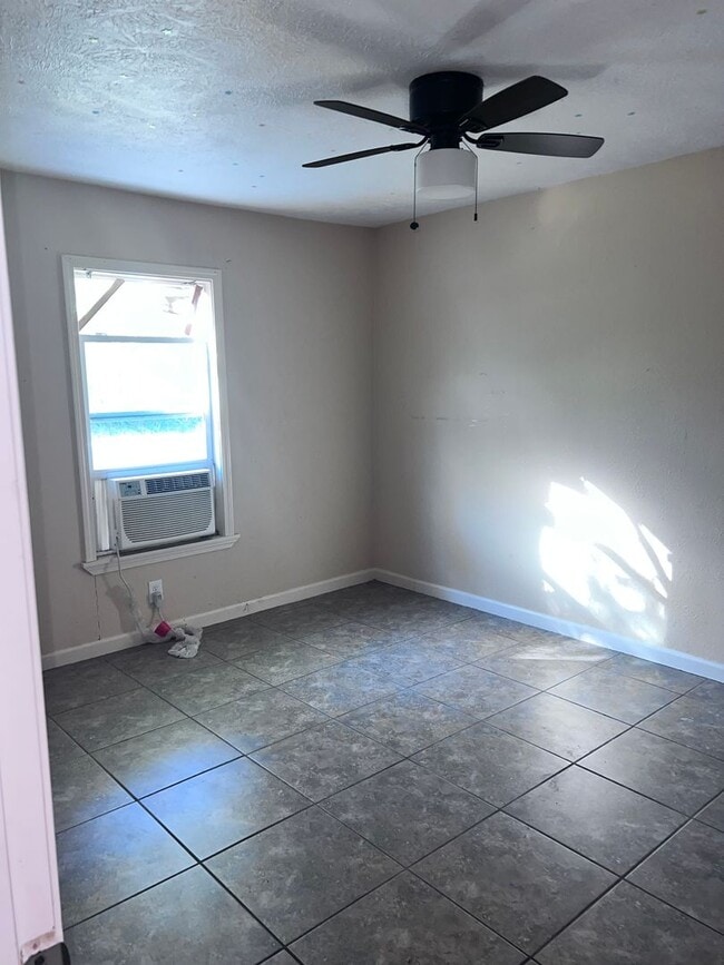 Building Photo - 2 Bedroom Duplex for Rent!