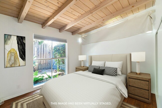 Building Photo - 5652 Fallbrook Ave