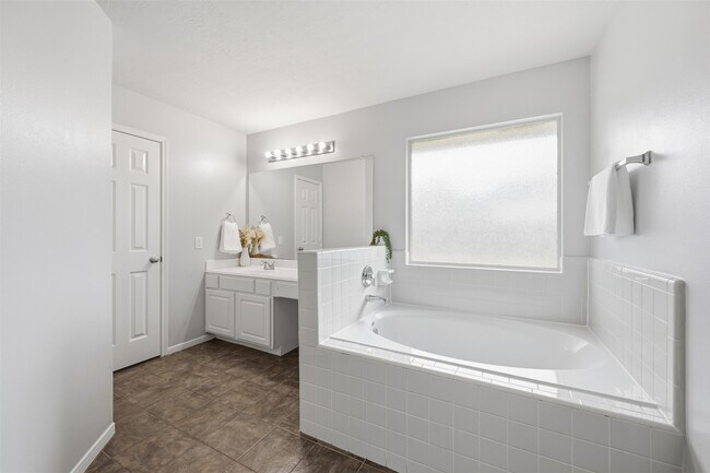 Building Photo - 2319 Falcon Knoll Ln