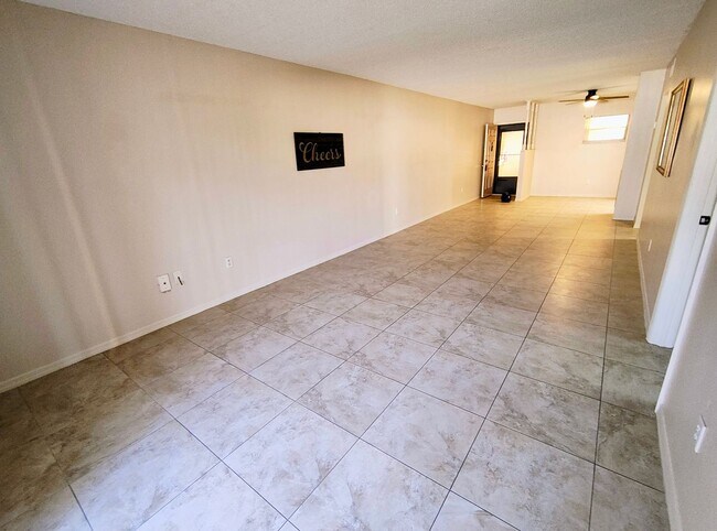 Building Photo - Charming Residence in a Prime Fort Myers Location