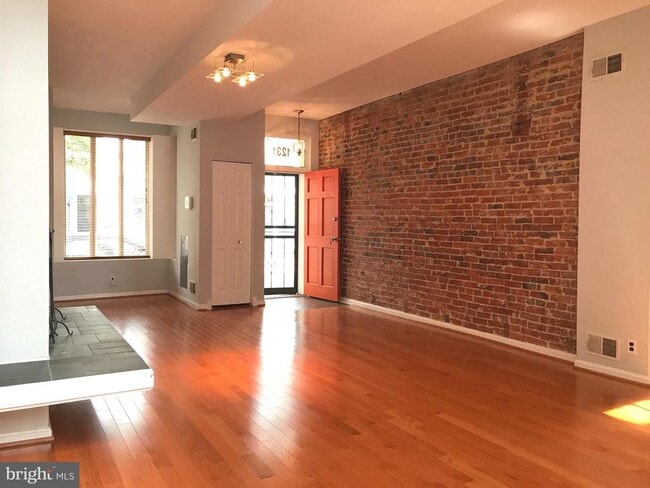 Building Photo - 1231 Linden Pl NE