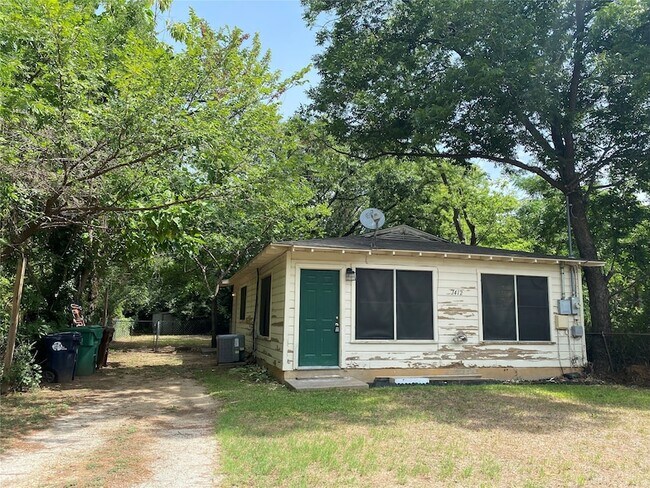 Building Photo - 1412 Oakwood Dr