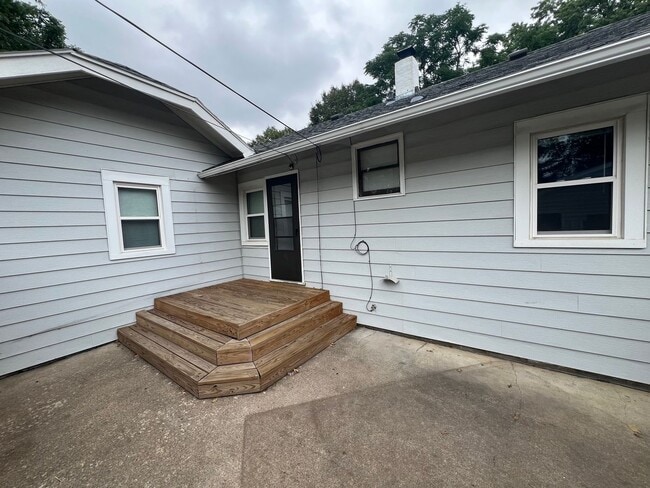 Building Photo - Huge Garage, Fenced Backyard, Laundry
