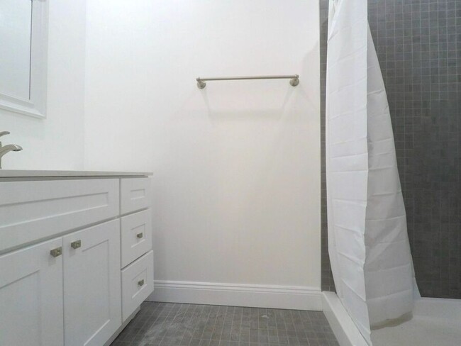 Building Photo - Remodeled 4BR/2BA w/ In-Unit Laundry & Mod...