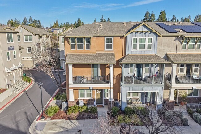 Building Photo - Beautiful Corner-Unit Townhome Near Downtown – 4 Bed | 3 baths