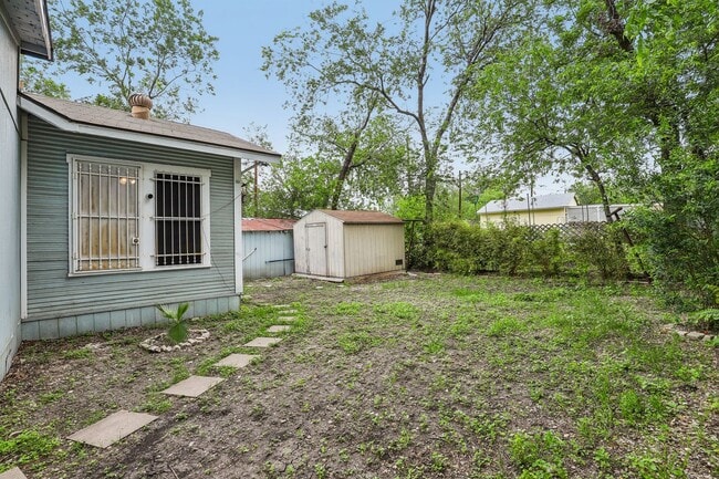 Building Photo - 2310 N Sabinas St