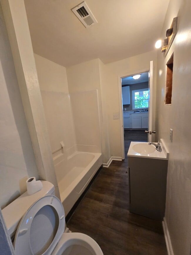 Building Photo - Spacious One Bedroom Located near 21st and Lafayette Rd