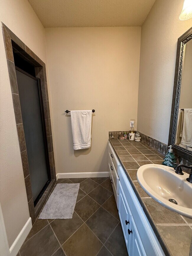 Building Photo - Luxury Living in Preston Manor