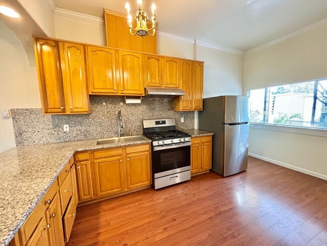 Building Photo - Adorable and Historic Home in West Alameda