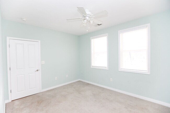 Building Photo - Downtown Norfolk Condo