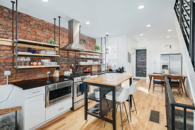 Building Photo - 2223 Taggert St