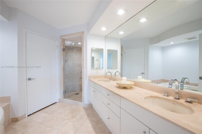 Building Photo - 765 Crandon Blvd