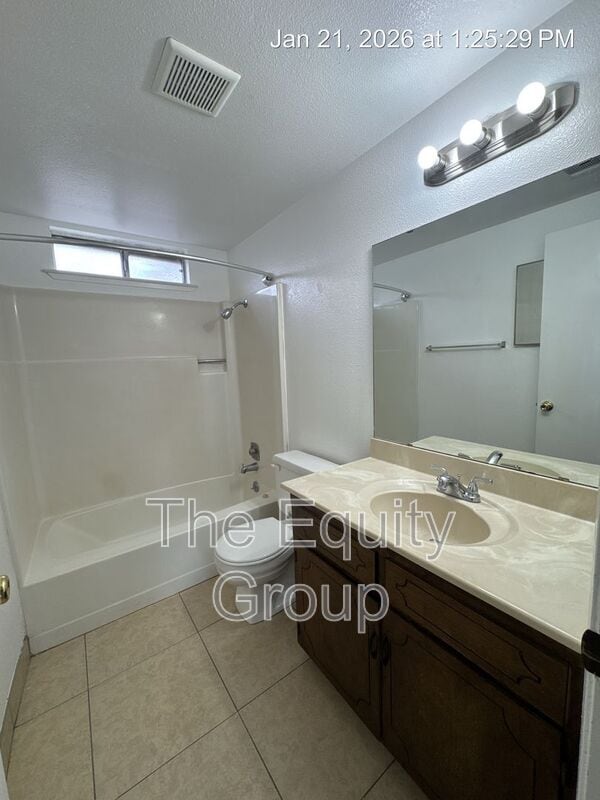 Building Photo - 2025 S Tracy Ct