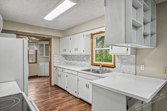Building Photo - West Gate Area Home | Home | Unfurnished