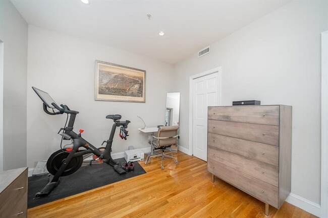 Building Photo - 822 Garden St