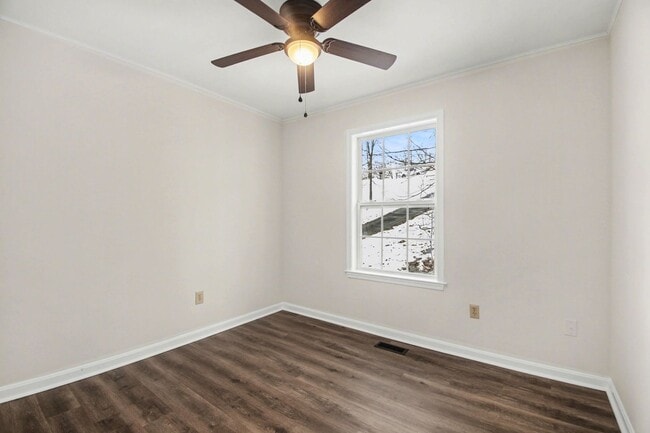 Building Photo - AVAILABLE NOW-3 Bedroom Split foyer in Stafford