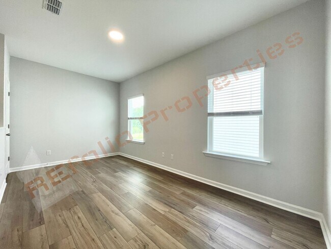 Building Photo - 1605 Immagene Wy
