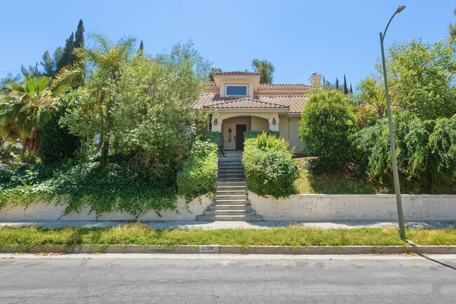 Building Photo - Elegant 5-Bedroom Estate with Pool in Prime Woodland Hills