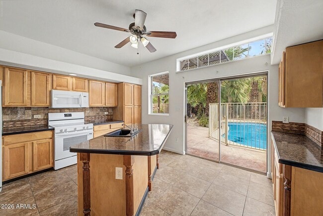 Building Photo - 6616 W Aire Libre Ave