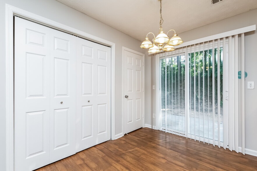 Building Photo - 154 Springbottom Dr SE