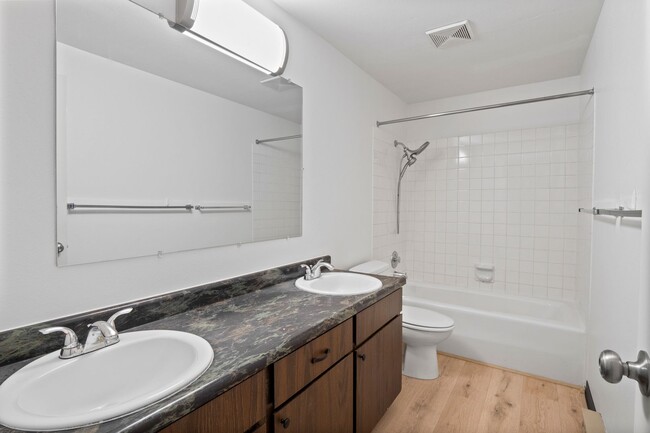 Building Photo - Spacious And Nicely Updated 2 bed 1 Bath C...