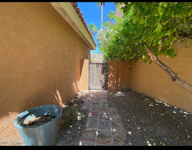 Building Photo - 10847 N 10th Pl