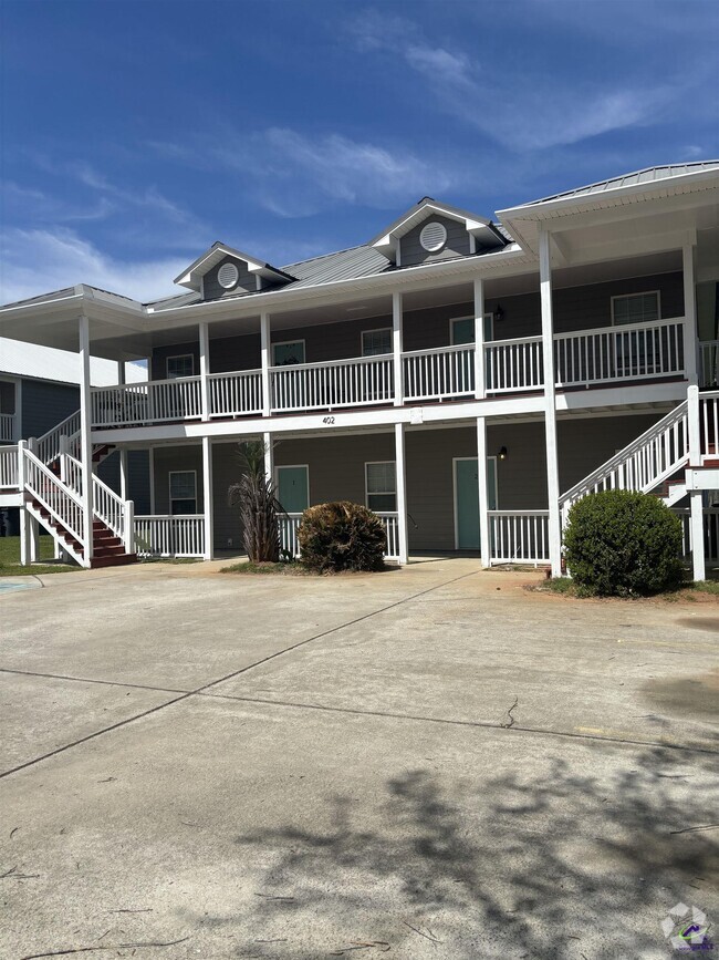 Building Photo - 402 Club Villa Court