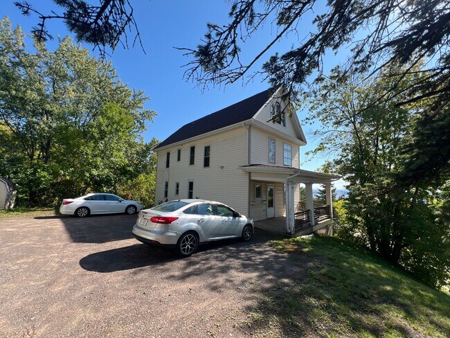 Building Photo - 1st Floor 1+ Bedroom Apartment! AVAILABLE MAY!