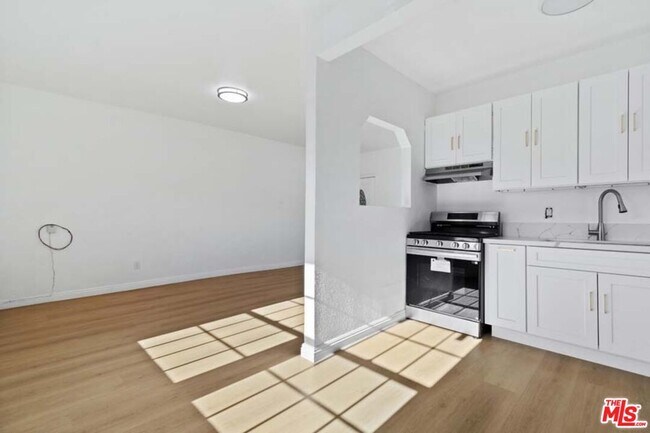 Building Photo - 1125 S Lake St