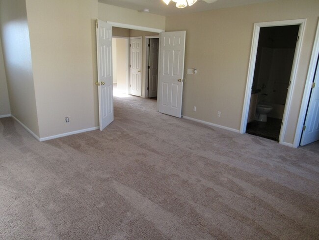 Building Photo - Duplex style townhome in Fox Run -Walking ...