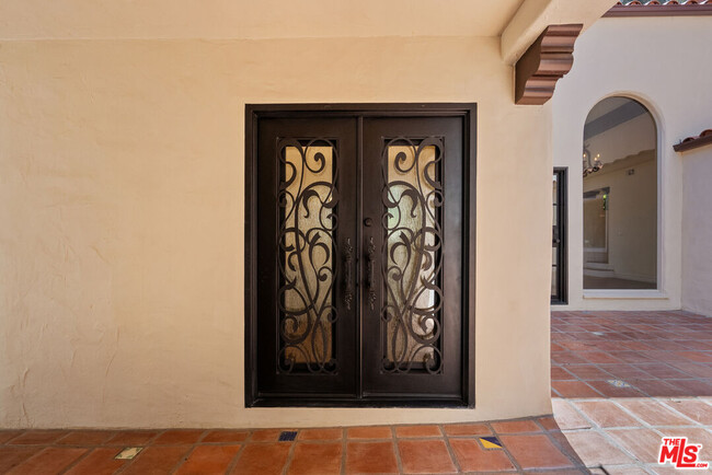 Building Photo - 1527 N Beverly Dr