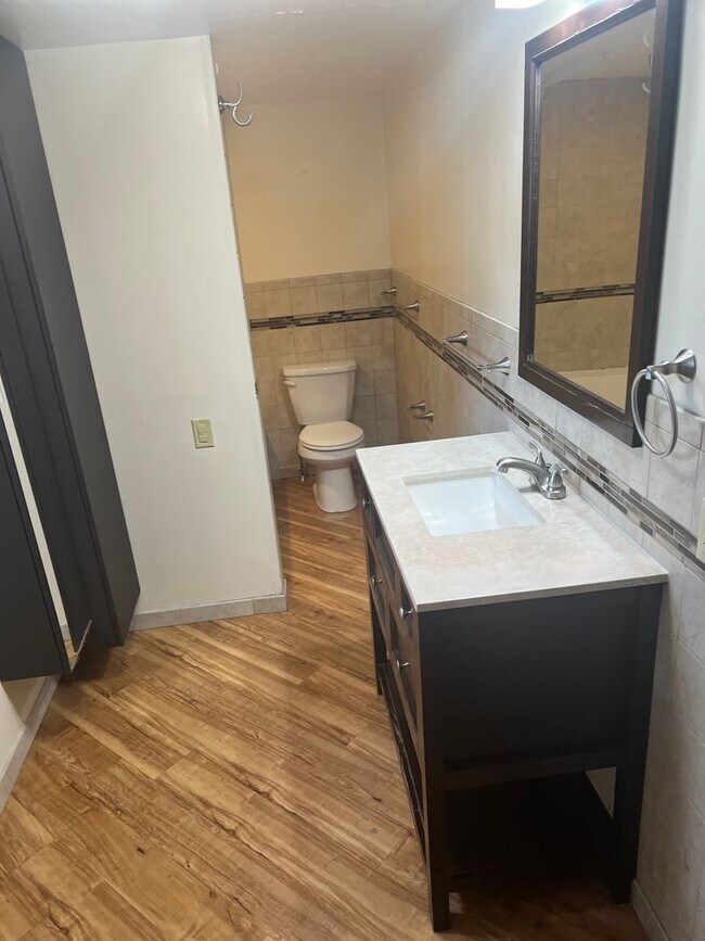 Building Photo - 2206 Sarah St