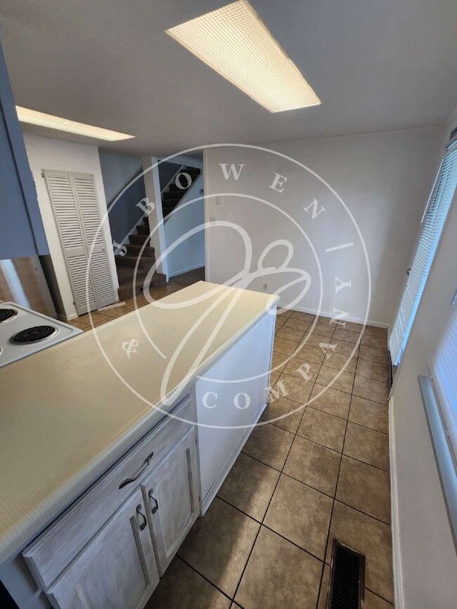 Building Photo - 2 story 2 bed with bonus room! Maumee Scho...