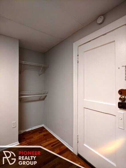 Building Photo - 4635 N Paulina St