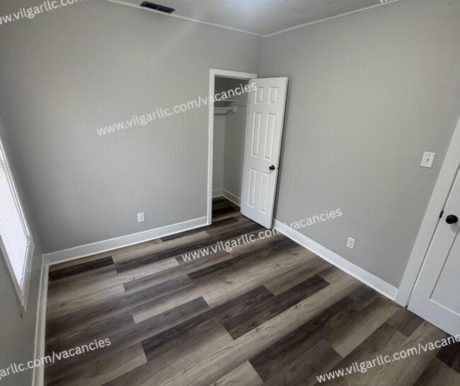Building Photo - FOR RENT — SPACIOUS 3 BED / 1 BATH HOME