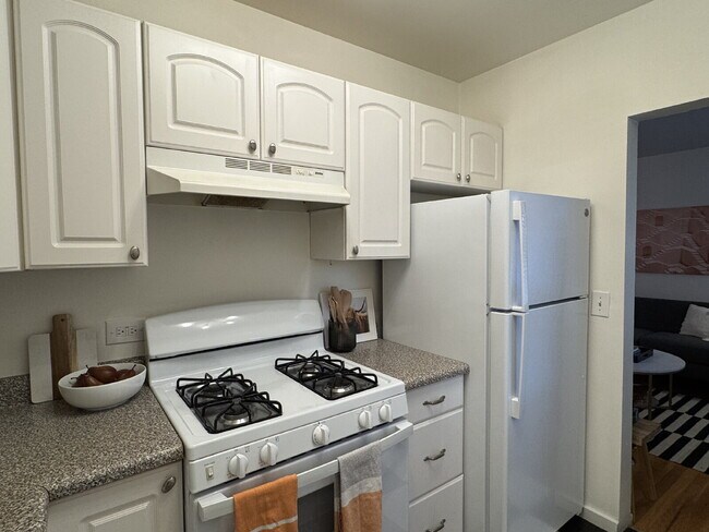 Building Photo - "Charming 1-Bed End Unit Condo on Bellaire...